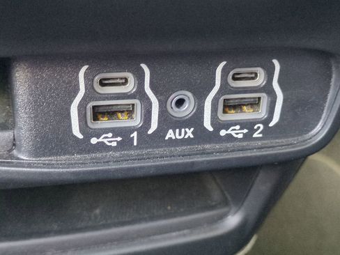 Used 2025 Chrysler Pacifica Select image 26