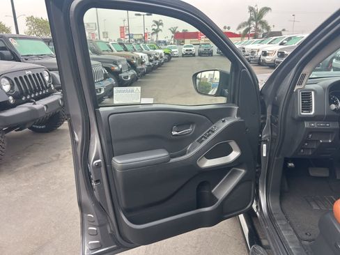 Used 2022 Nissan Frontier SV w/ Technology Package image 17