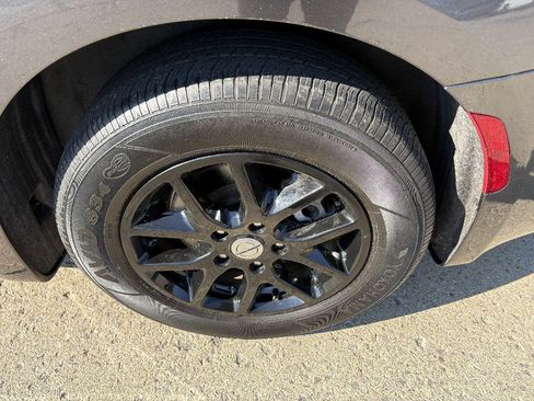 Used 2023 Chrysler Pacifica Touring-L FWD image 10