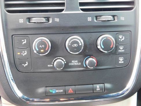 Used 2018 Dodge Grand Caravan SXT image 15