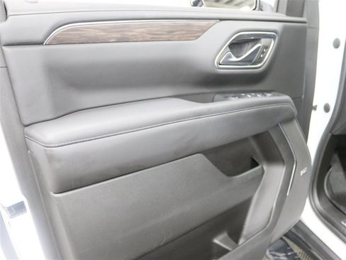 Used 2022 Chevrolet Tahoe Z71 w/ Luxury Package AWD/4WD image 16