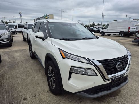 Used 2022 Nissan Rogue SV FWD image 2