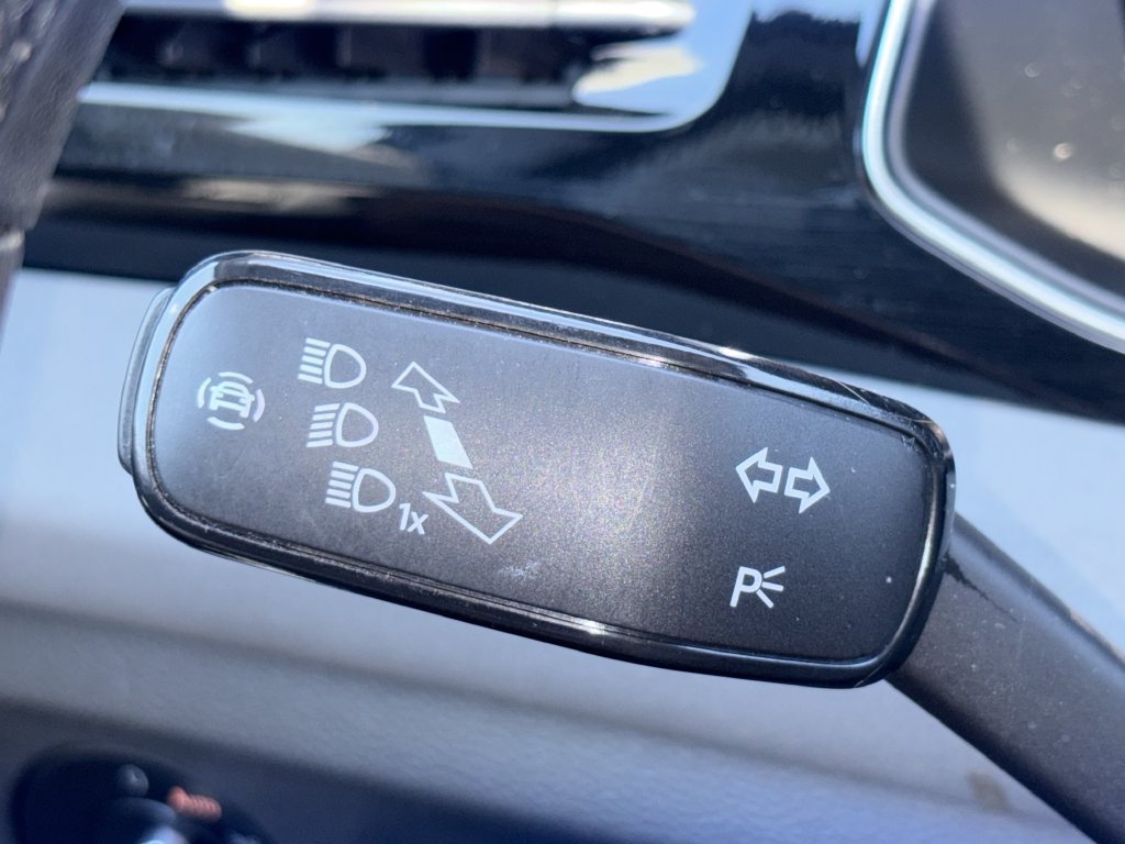 Used 2025 Volkswagen Jetta SE FWD image 9