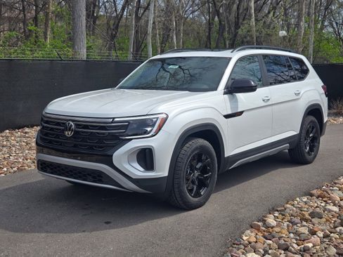 New 2026 Volkswagen Atlas Peak Edition AWD/4WD image 1