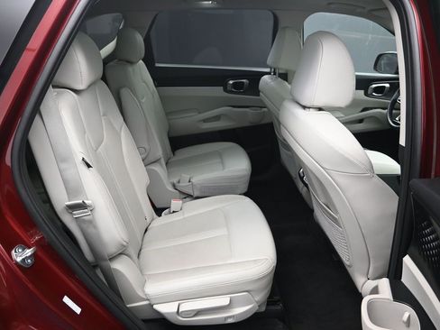 Certified 2025 Kia Sorento EX w/ Panoramic Sunroof Package image 39