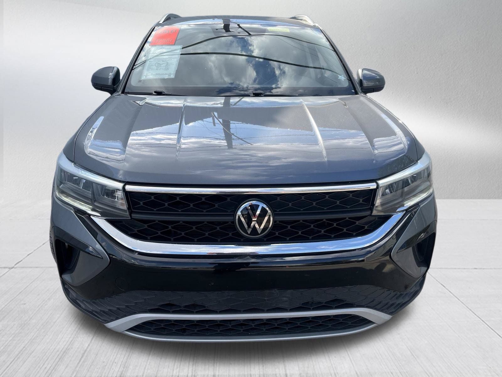 Used 2024 Volkswagen Taos SE FWD image 2