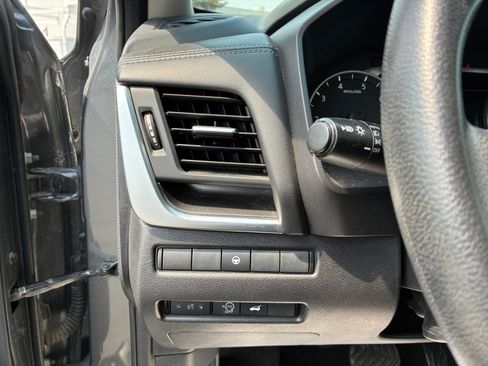Used 2024 Nissan Rogue SV AWD/4WD image 23