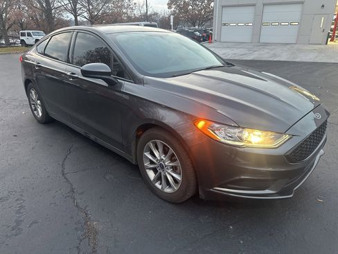 Used 2017 Ford Fusion SE image 3