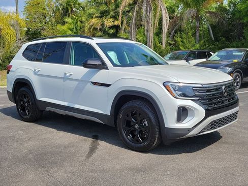 New 2026 Volkswagen Atlas Peak Edition AWD/4WD image 2