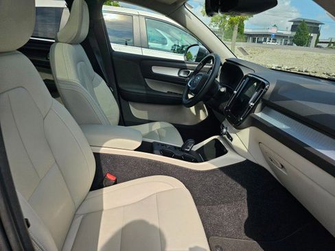 Used 2019 Volvo XC40 T5 Momentum image 13