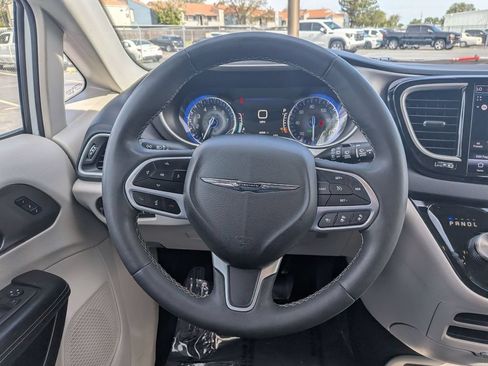 Used 2023 Chrysler Pacifica Touring-L FWD image 19