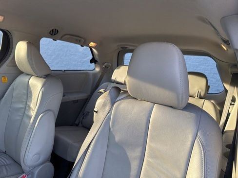 Used 2013 Toyota Sienna XLE image 13