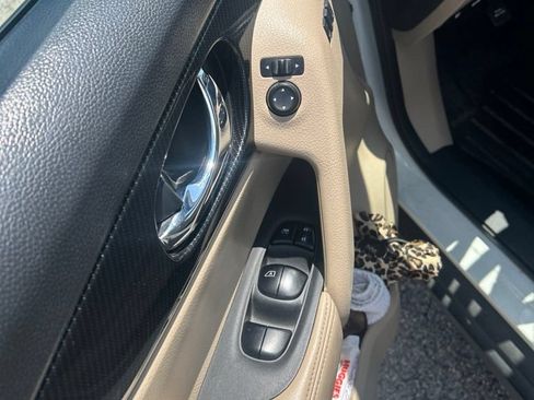 Used 2017 Nissan Rogue SL FWD image 13
