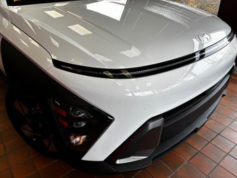 Used 2024 Hyundai Kona SEL image 2