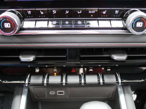 Used 2023 Chevrolet Colorado Z71 image 34