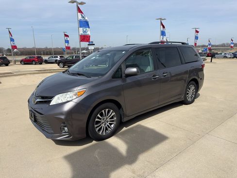 Used 2018 Toyota Sienna XLE image 1