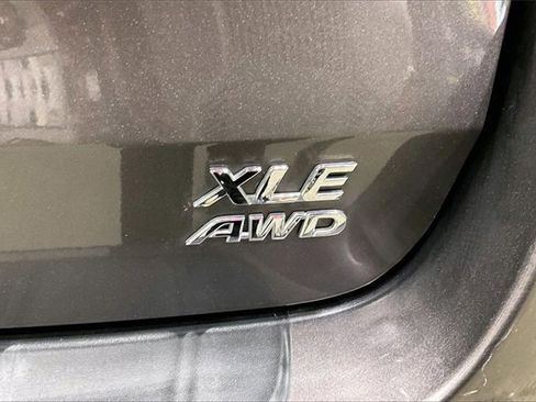 Used 2019 Toyota Sienna XLE image 8