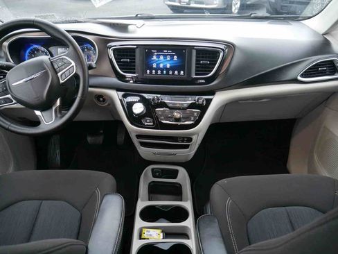 Used 2020 Chrysler Voyager LX image 5