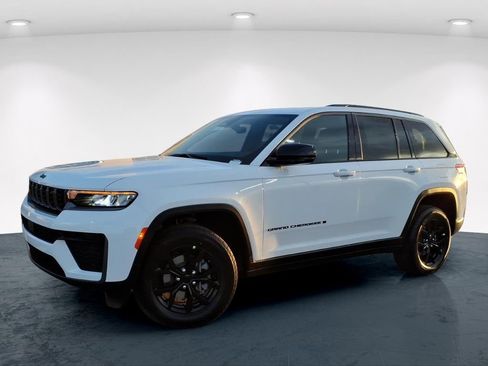 New 2026 Jeep Grand Cherokee Altitude AWD/4WD image 2