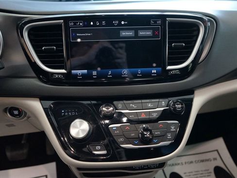 Used 2022 Chrysler Pacifica Touring-L FWD image 7