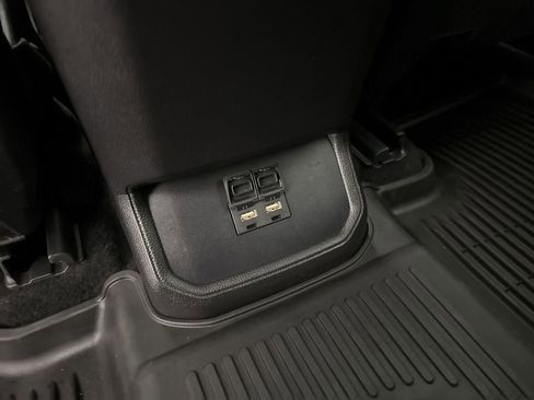 Used 2021 Toyota Highlander XLE AWD/4WD image 49