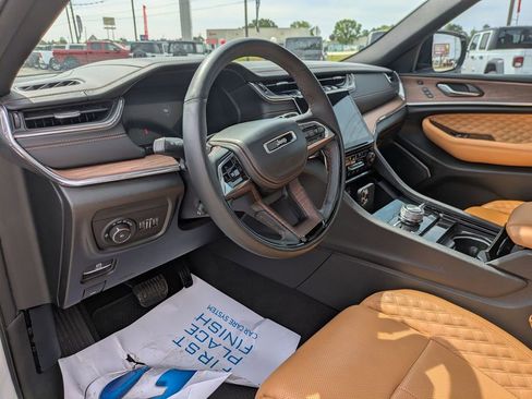 Used 2024 Jeep Grand Cherokee Summit image 16
