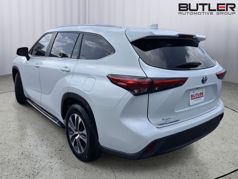 Used 2023 Toyota Highlander XLE AWD/4WD image 3