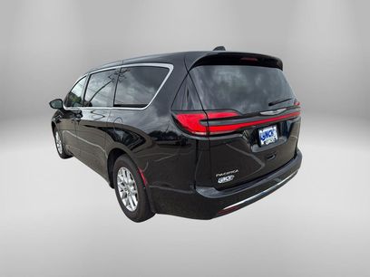 Used 2025 Chrysler Pacifica Select
