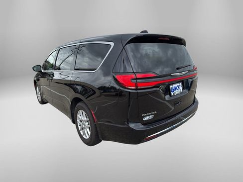 Used 2025 Chrysler Pacifica Select FWD image 3