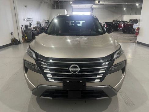 Used 2025 Nissan Rogue SL image 3