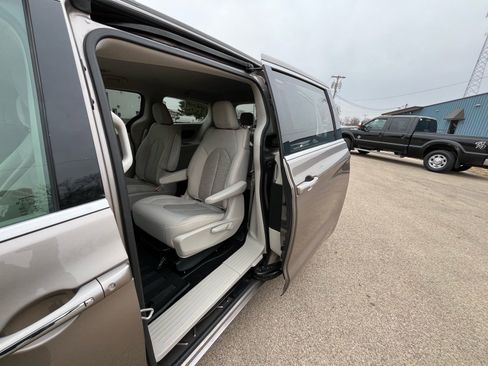 Used 2018 Chrysler Pacifica Touring Plus image 28
