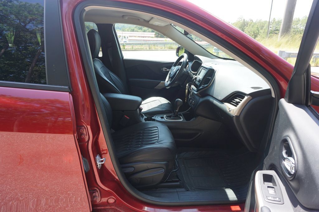 Used 2017 Jeep Cherokee Sport FWD image 14
