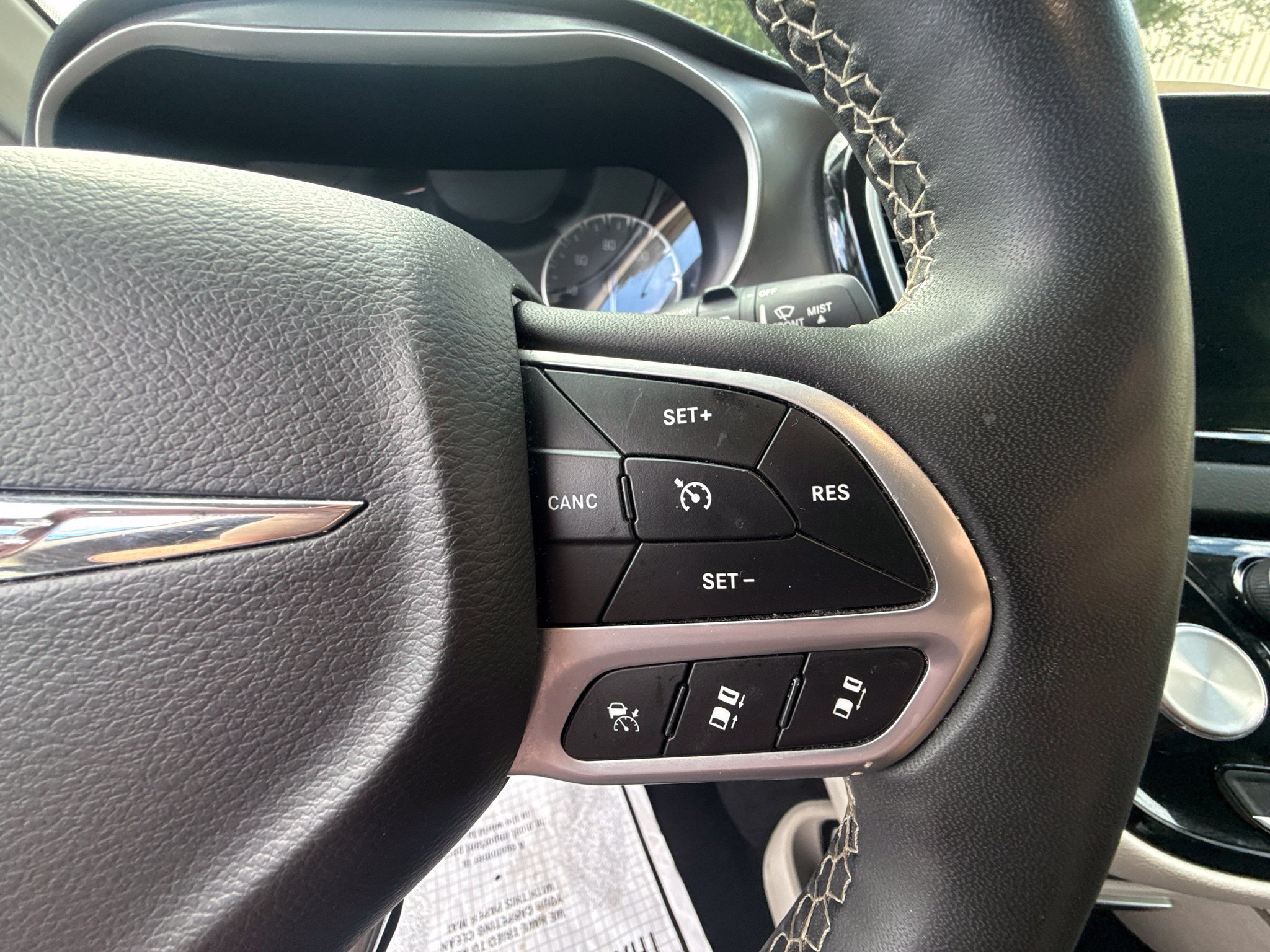 Used 2023 Chrysler Pacifica Touring-L FWD image 22
