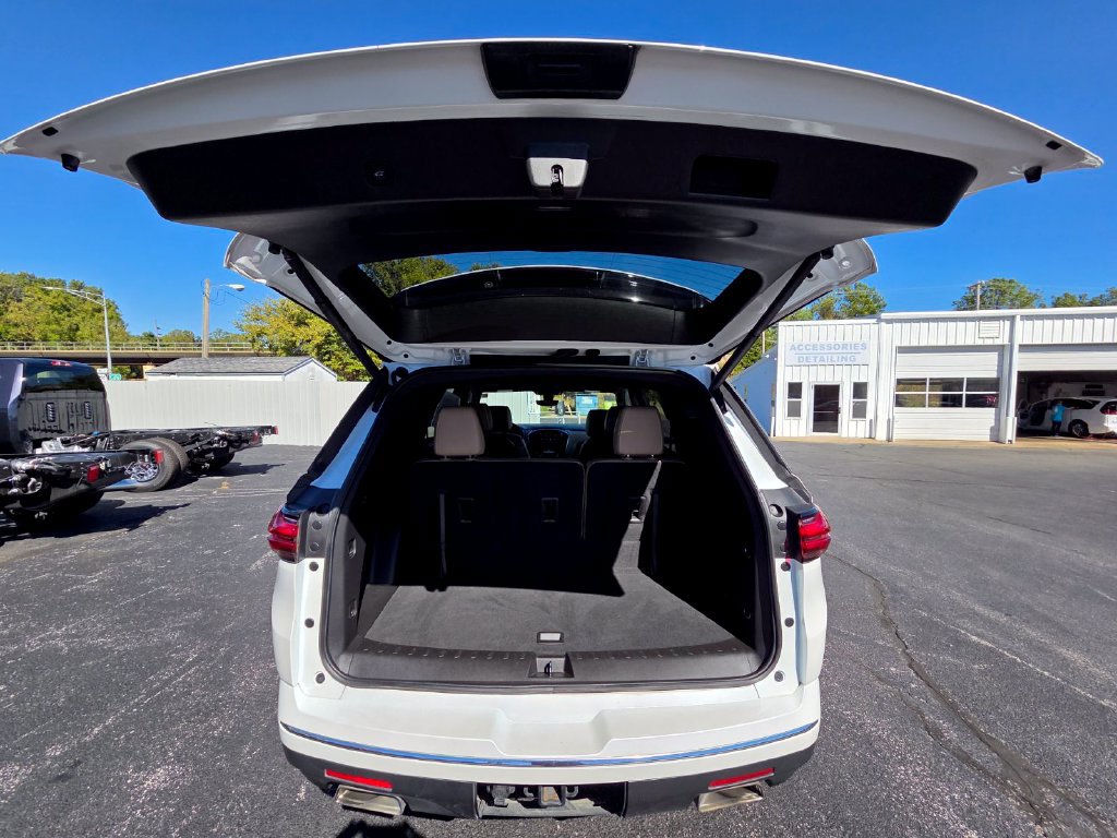 Used 2023 Chevrolet Traverse Premier FWD image 33