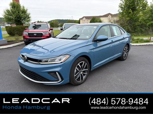 Used 2025 Volkswagen Jetta SE FWD image 2