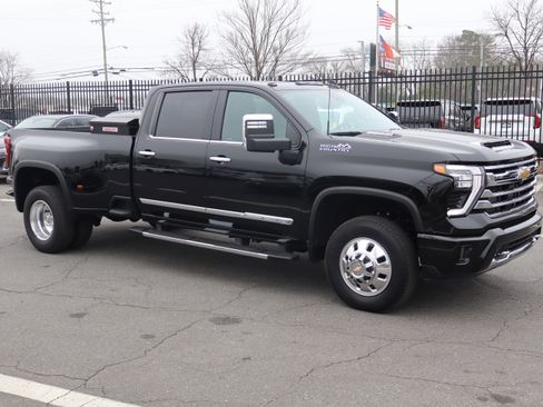Used 2024 Chevrolet Silverado 3500 High Country w/ Technology Package image 2