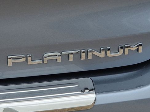 Used 2023 Toyota Highlander Platinum FWD image 11