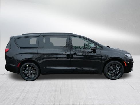 New 2026 Chrysler Pacifica Limited image 8