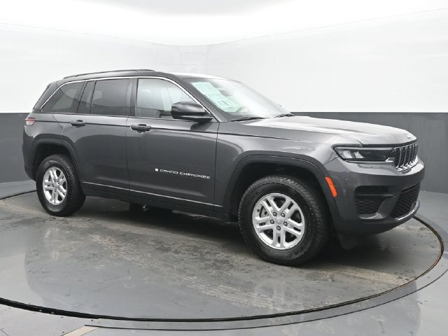 Used 2024 Jeep Grand Cherokee Laredo AWD/4WD image 7