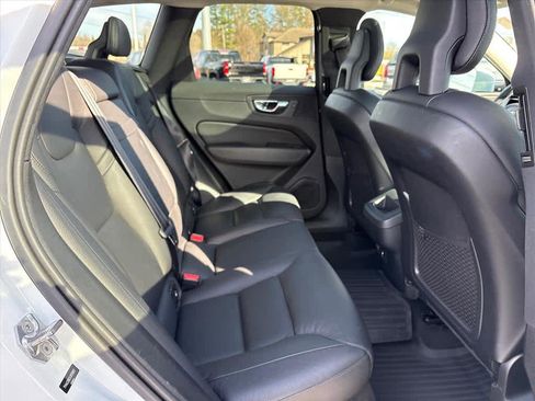 Used 2018 Volvo XC60 T6 Momentum w/ Convenience Package image 8