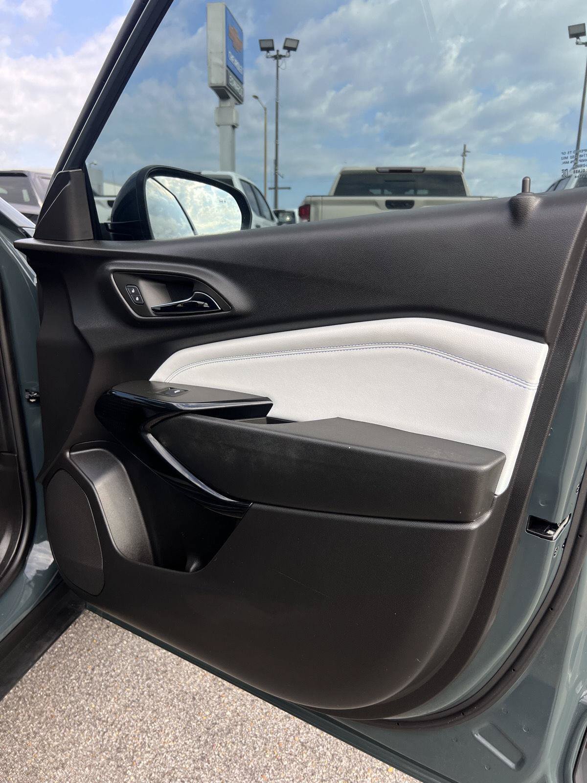 Used 2025 Chevrolet Trax LT w/ Driver Confidence Package FWD image 23
