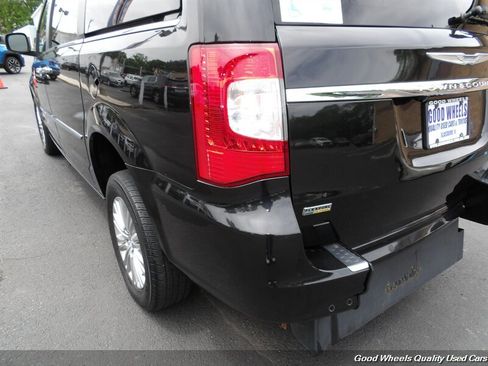 Used 2015 Chrysler Town & Country Touring-L w/ Driver Convenience Group FWD image 9