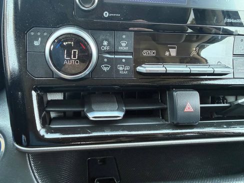 Used 2022 Toyota Highlander XLE AWD/4WD image 40