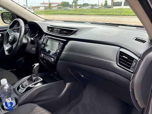 Used 2018 Nissan Rogue SV w/ Premium Package FWD image 38