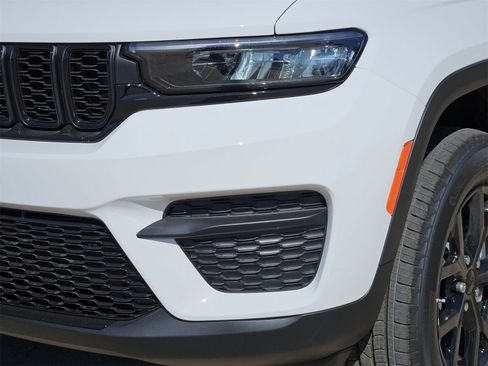 New 2025 Jeep Grand Cherokee Altitude image 8