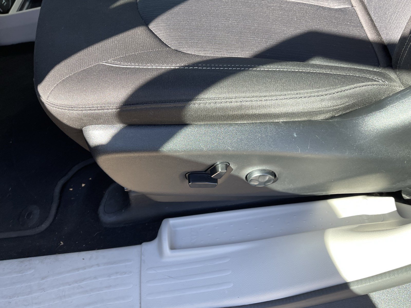 Used 2022 Chrysler Voyager LX FWD image 18