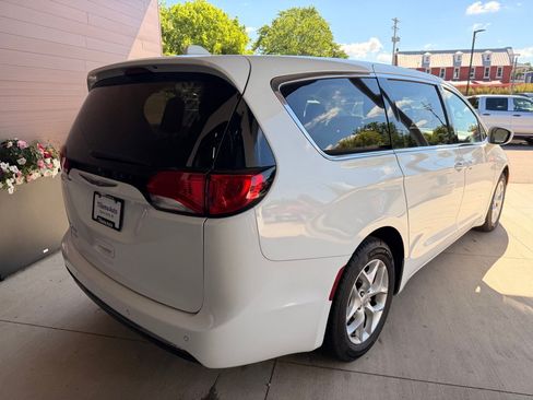 Used 2018 Chrysler Pacifica Touring Plus w/ Tire & Wheel Group FWD image 7