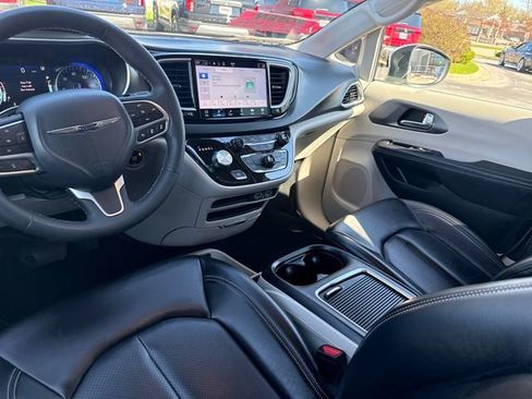 Used 2023 Chrysler Pacifica Touring-L FWD image 28