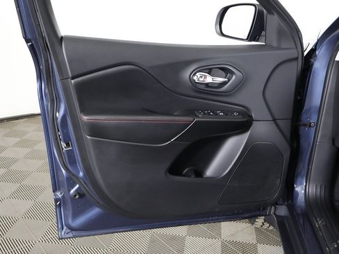 Used 2019 Jeep Cherokee Trailhawk w/ Cold Weather Group image 20