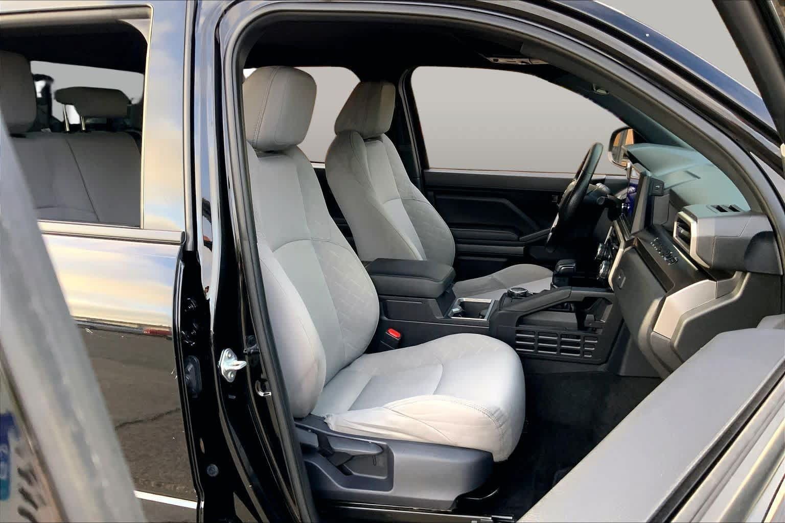 Used 2025 Toyota Tacoma SR5 AWD/4WD image 9